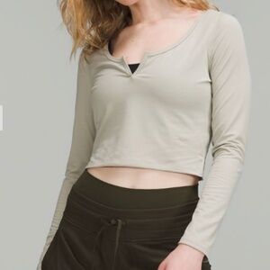 Lululemon Cropped Henley Long Sleeve in Heathered white / linen size 8